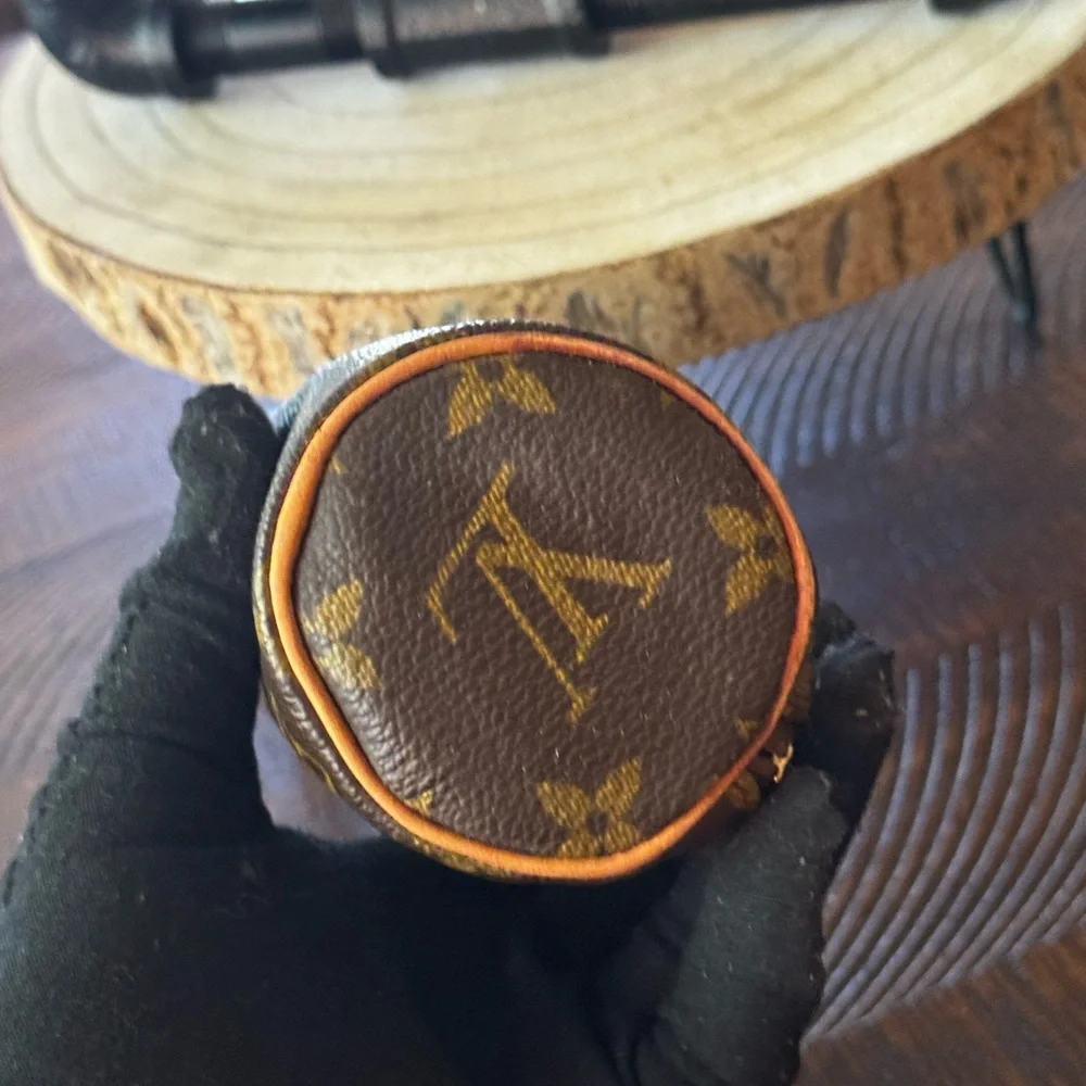 LOUIS VUITTON 
Monogram Trousse Ronde 20 Makeup Case - Picture 13 of 15